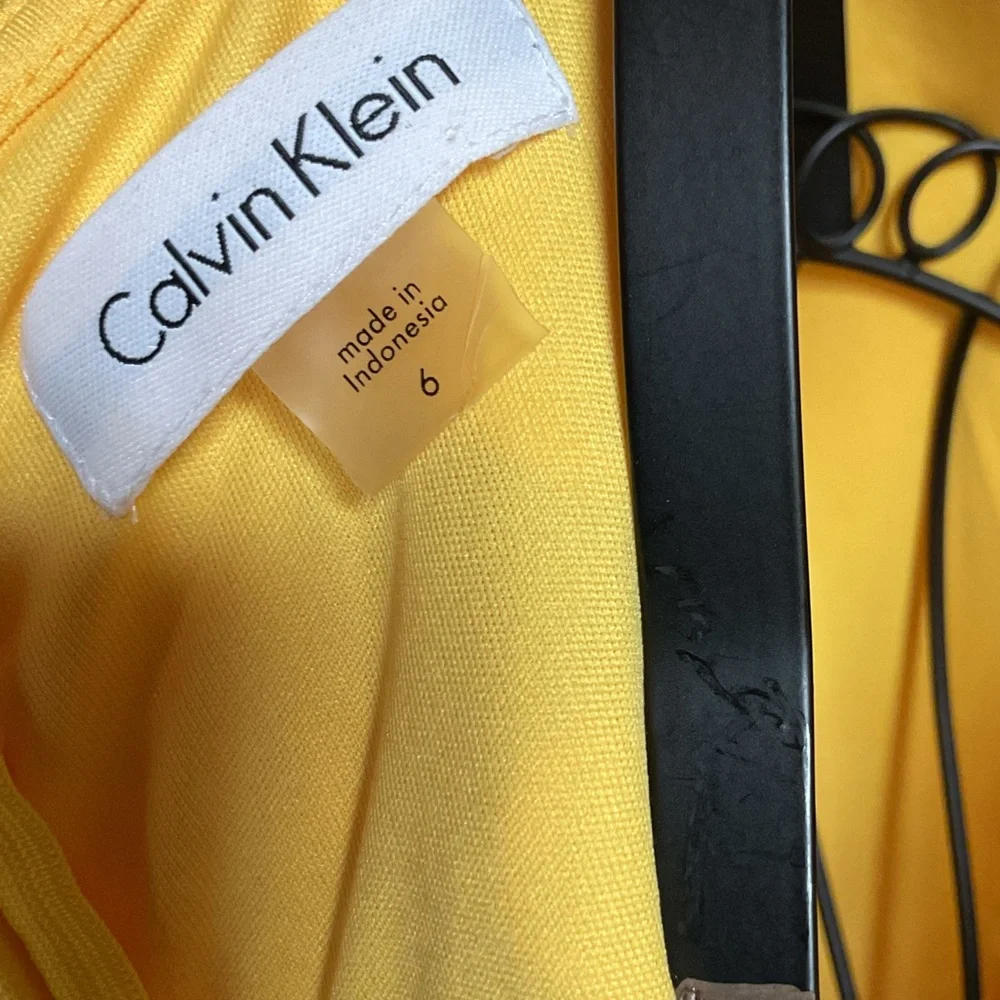 Calvin Klein Canary Yellow Floral Pattern Lace Dress, size 6 - Picture 4 of 6